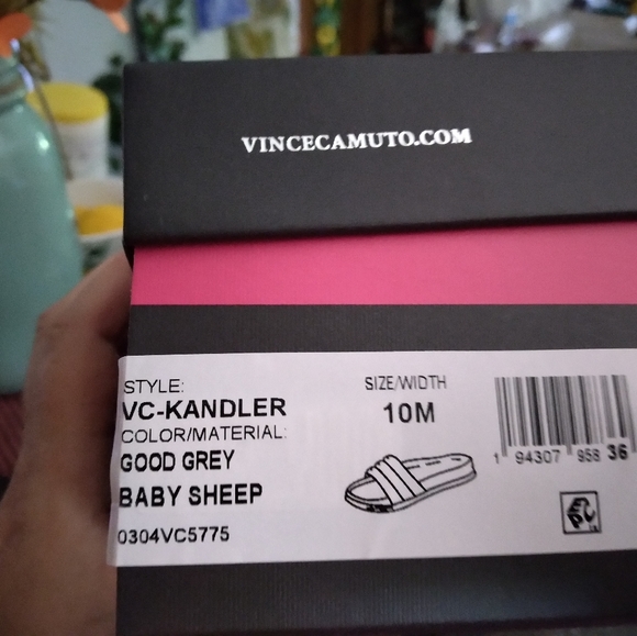 Vince Camuto "Kandler" puffy flip flop - Picture 7 of 7